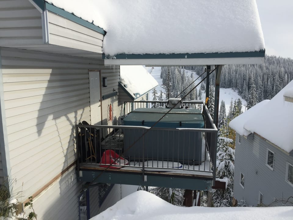 Covered deck with private hottub ( new 2003) and barbecue.