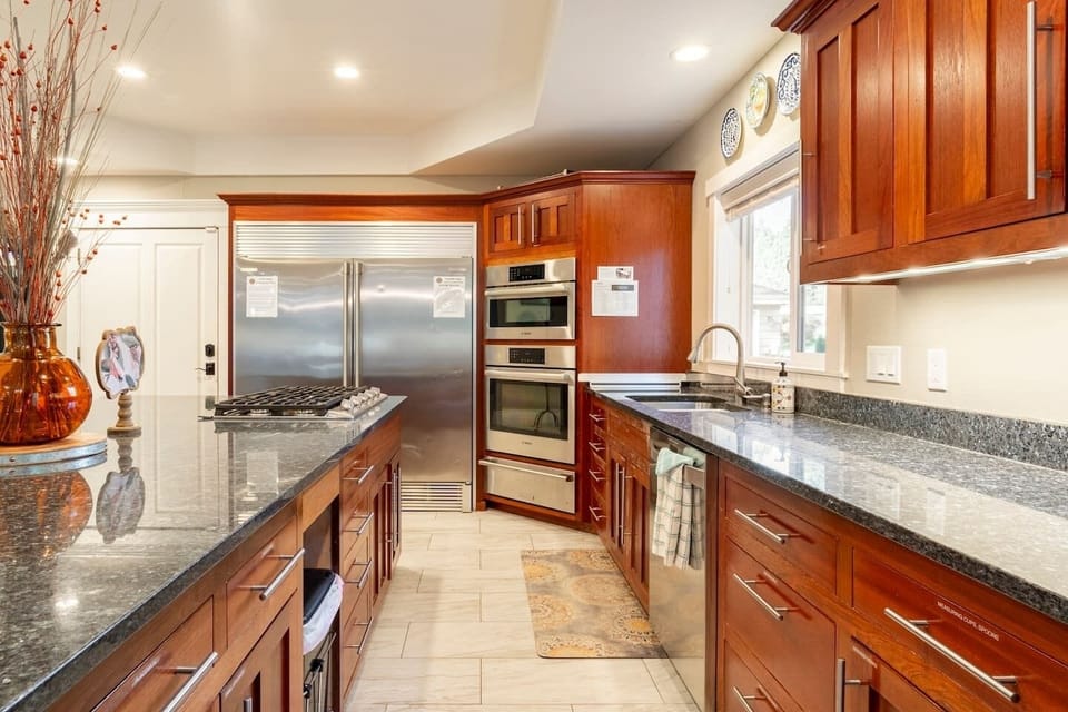 Cooks will love the gourmet kitchen and high end appliances: Bosch, Cuisinart.