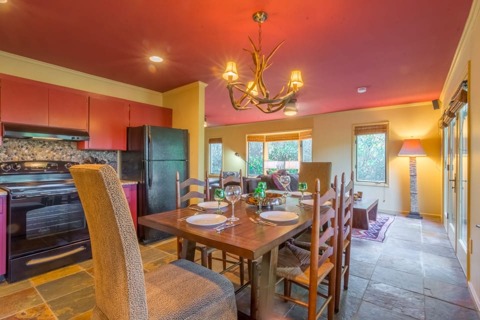 Eat-in Kitchen with Dining Table for Six