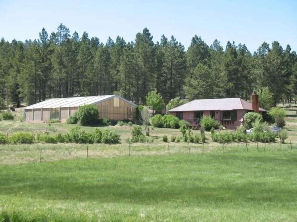 Stunning setting among ranch lands and public lands.