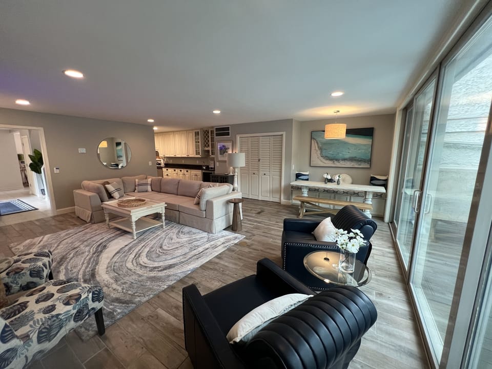 Family rooms/ Fire place and 60" Smart TV and Wifi/ Wet bar / breakfast nook