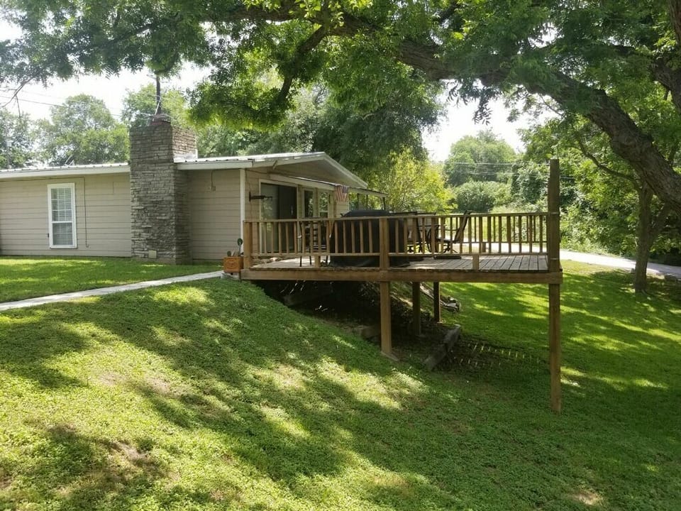 Side view, beautiful view from deck