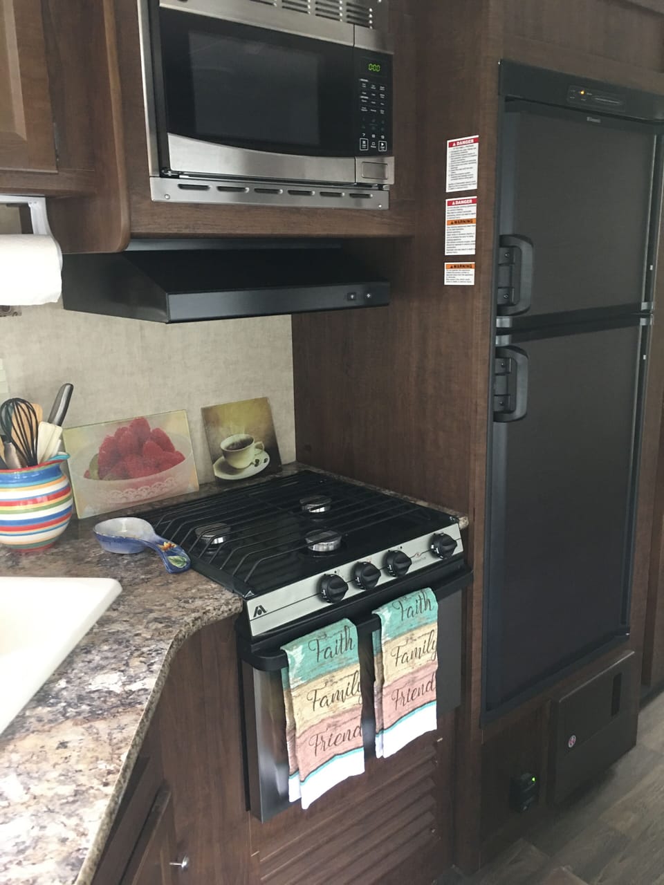 Stove microwave and fridge !! U can prepare meals!!