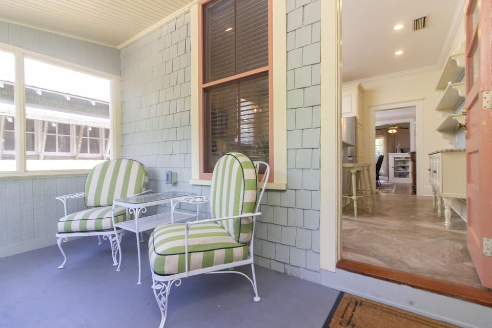 Rear Veranda!