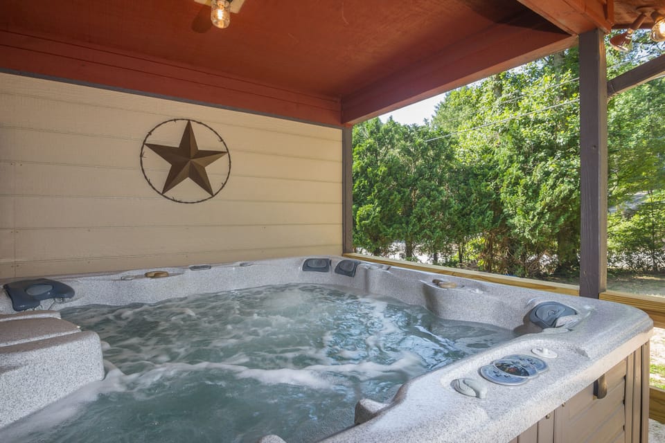 Large 7 Person Hot Tub On The Back Deck.