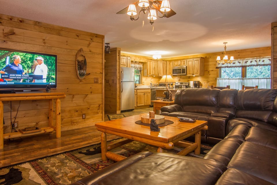 Open & Spacious Living Room, Kitchen, & Dining Room, w/An Oversized Sectional.