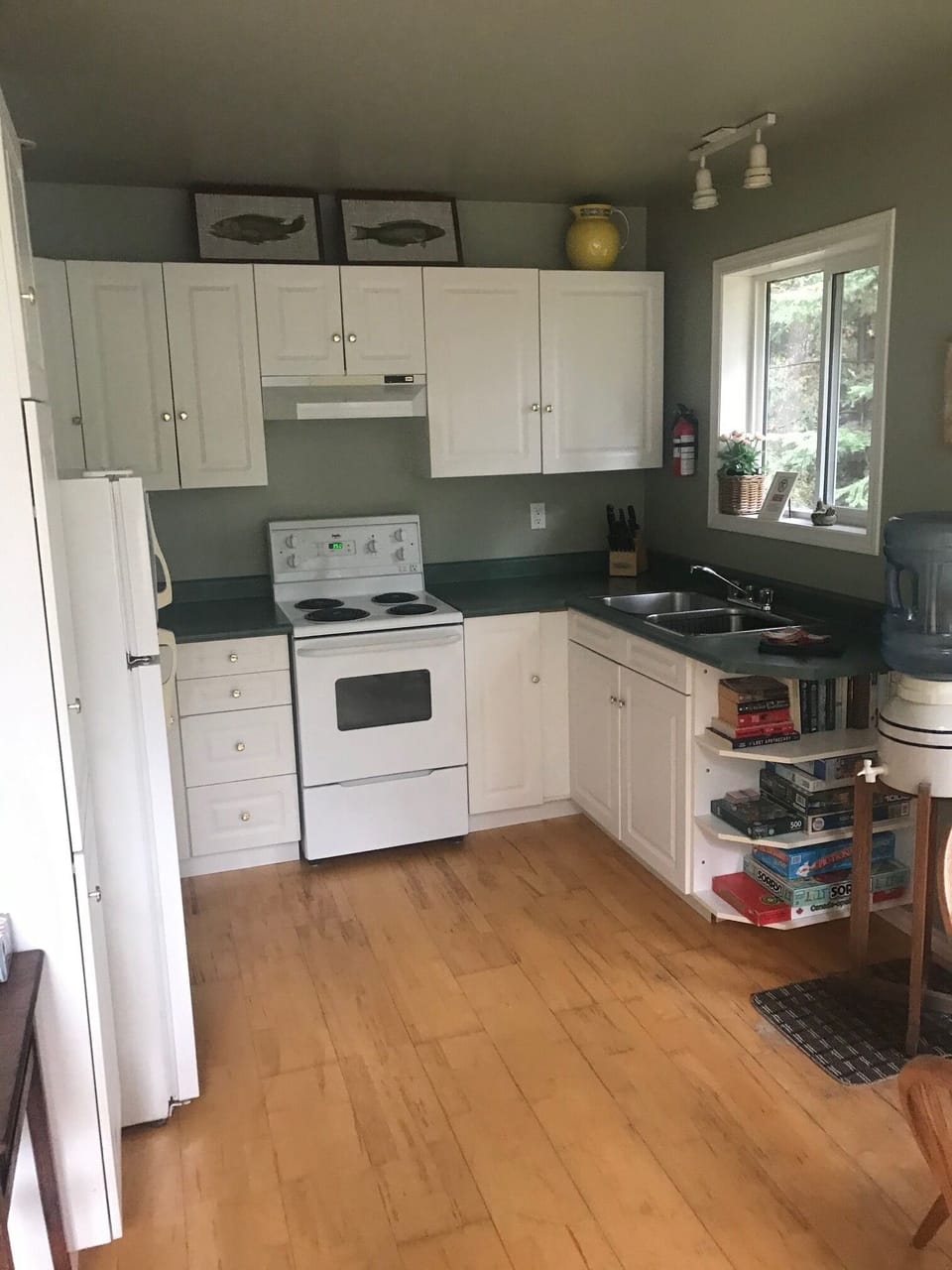 Fully equipped kitchen.