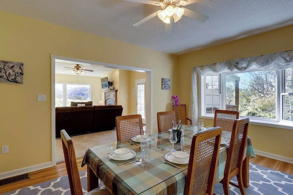 Dining area seats up to 10 people (w/ extra chairs)