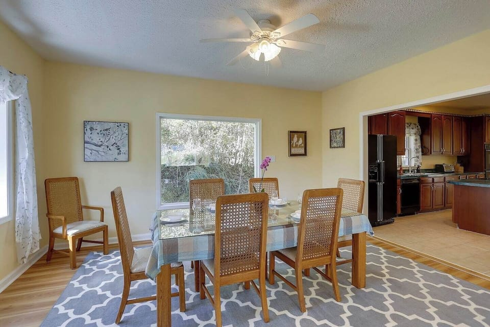 Dining area seats up to 10 people (w/ extra chairs)