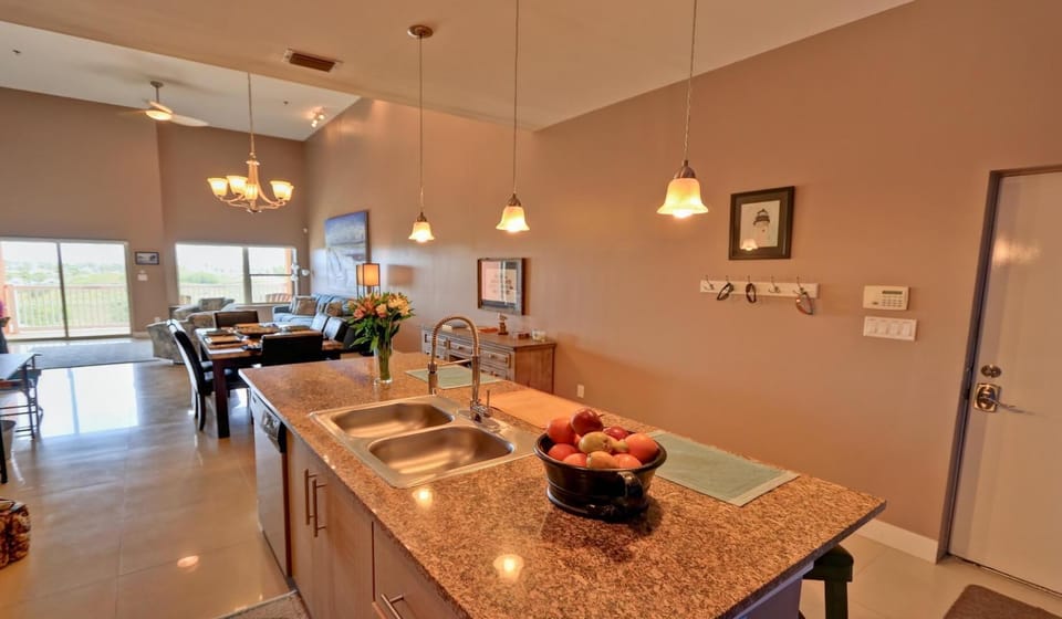 Layout kitchen, dining, living areas