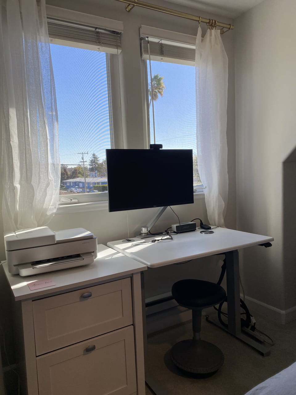 Sit down desk 