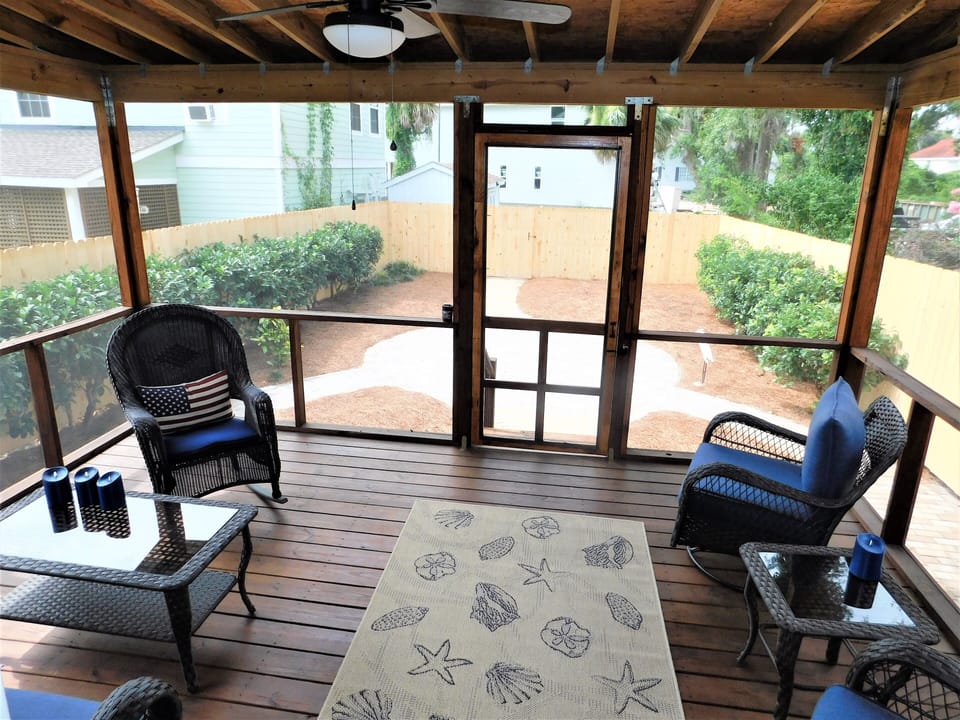 Screened back porch - Rewind and relax the Southern way! 