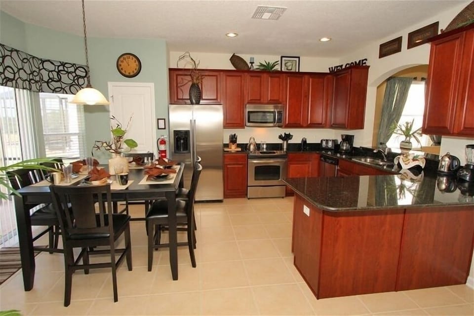 Kitchen/Informal Dinning Room