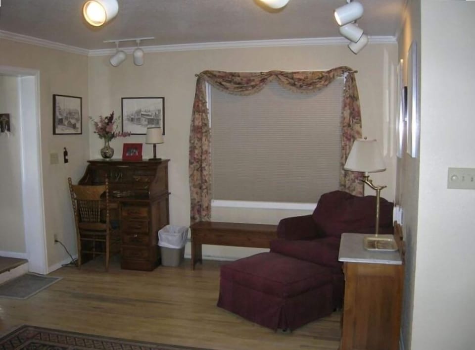 Sitting room off master bedroom