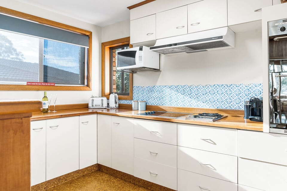 Kitchen
2 ovens, 4pot cook top & single gas burner, coffee maker