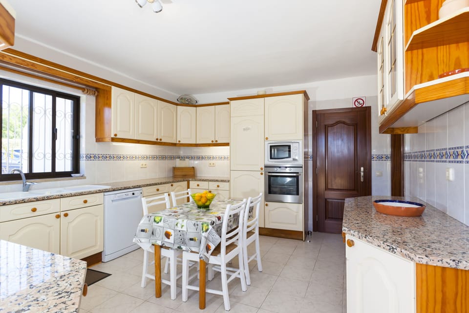Kitchen, fully equipped with high spec appliances.