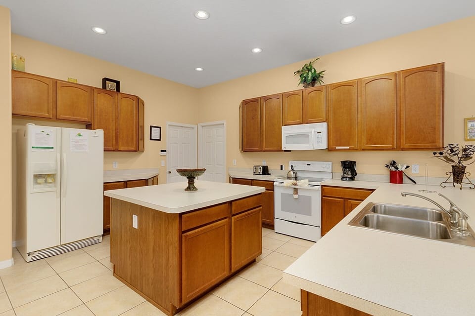 Kitchen area with island - Legacy Dream