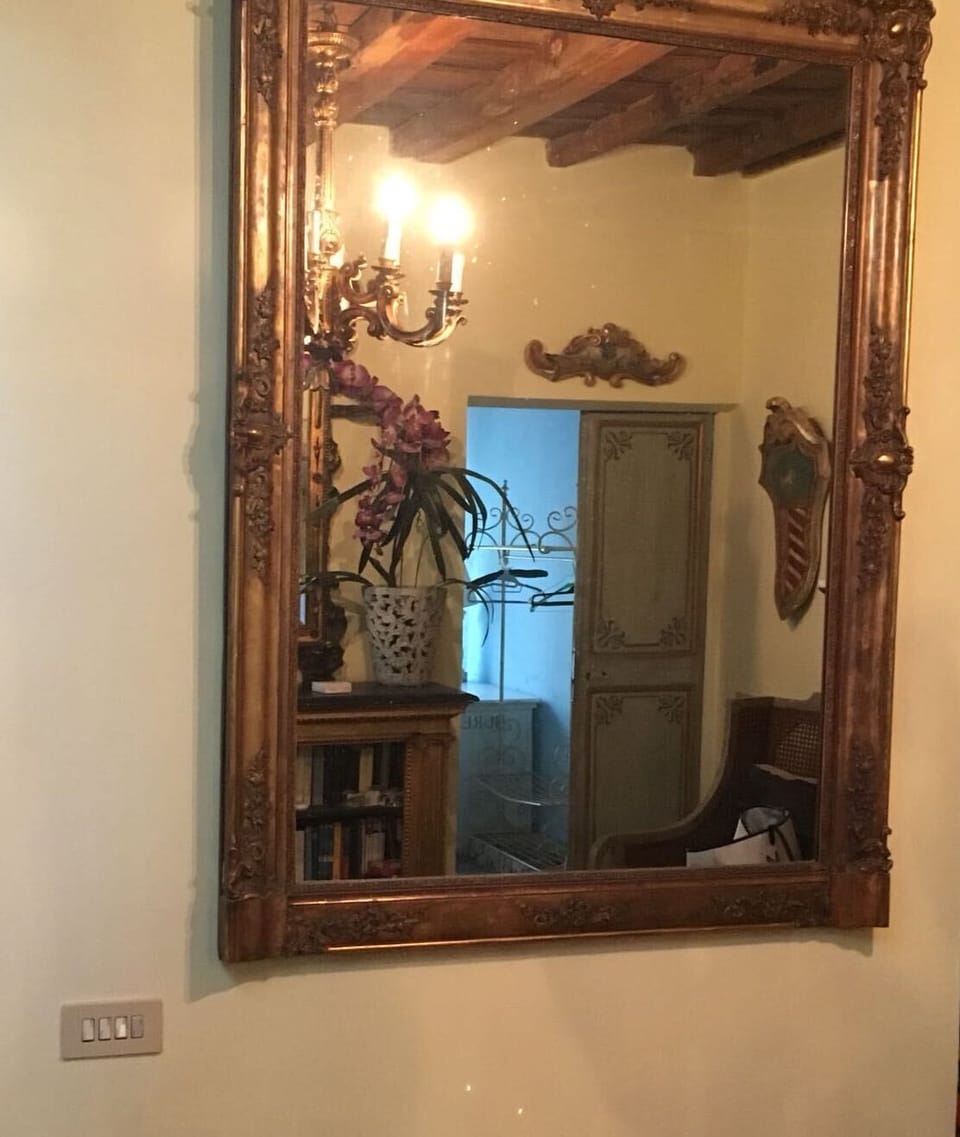 Entrance details, first floor