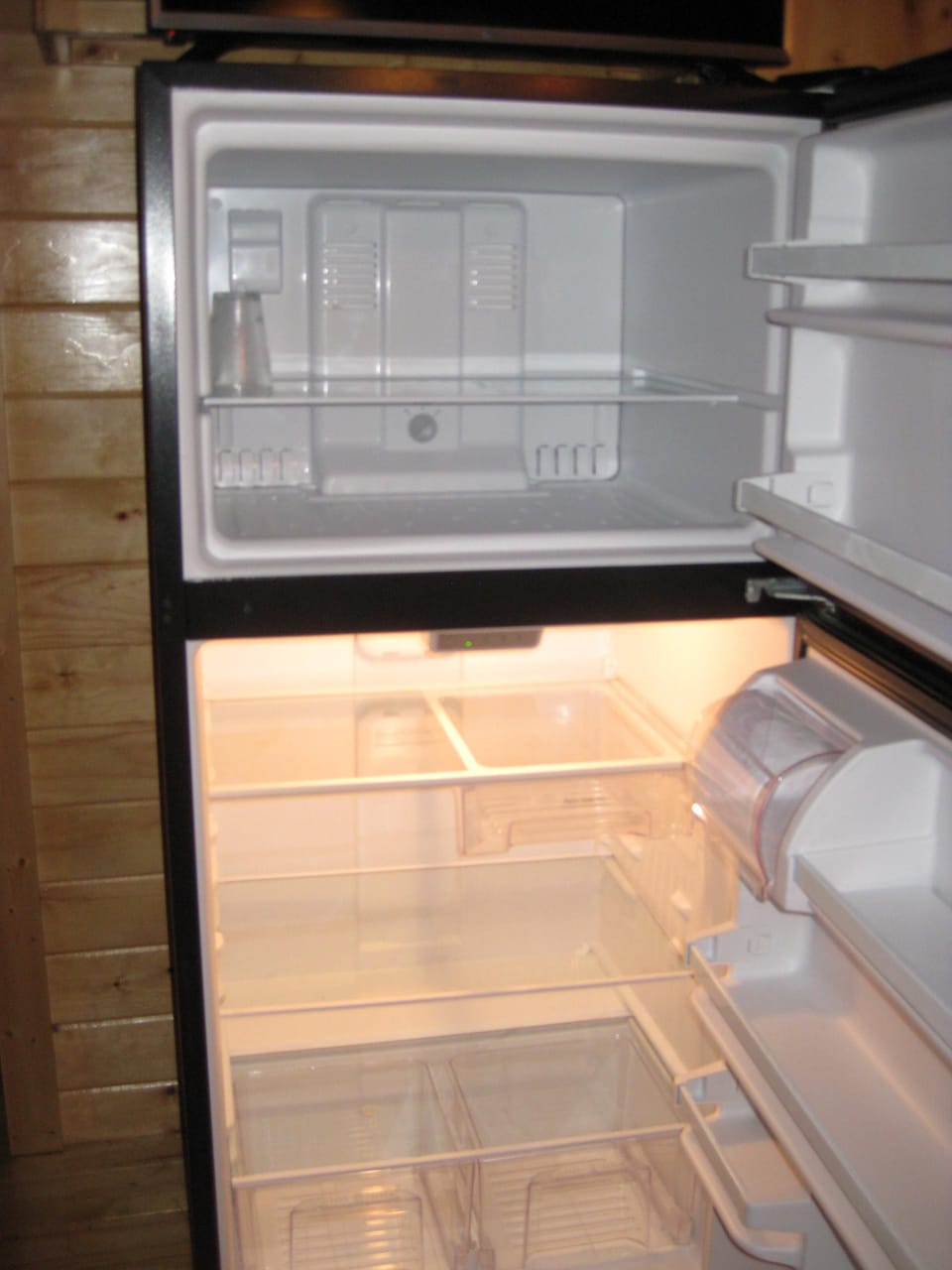 Full Sized Refrigerator
Full Sized Freezer
No Ice Maker
SUPER Clean