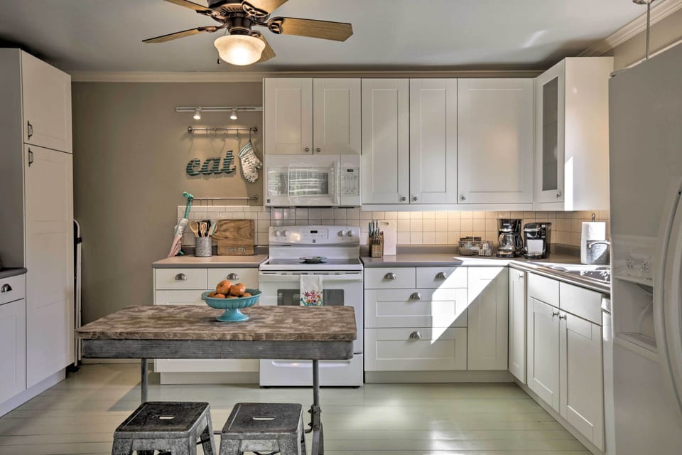 Kitchen | Cooking Basics | Coffee Maker | Paper Towels/Trash Bags Provided
