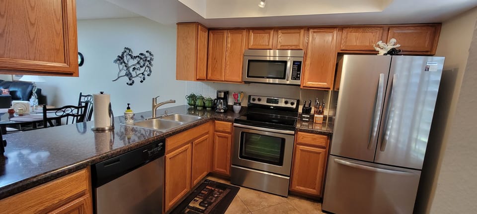 newer stainless appliances, ice made in bottom French freezer