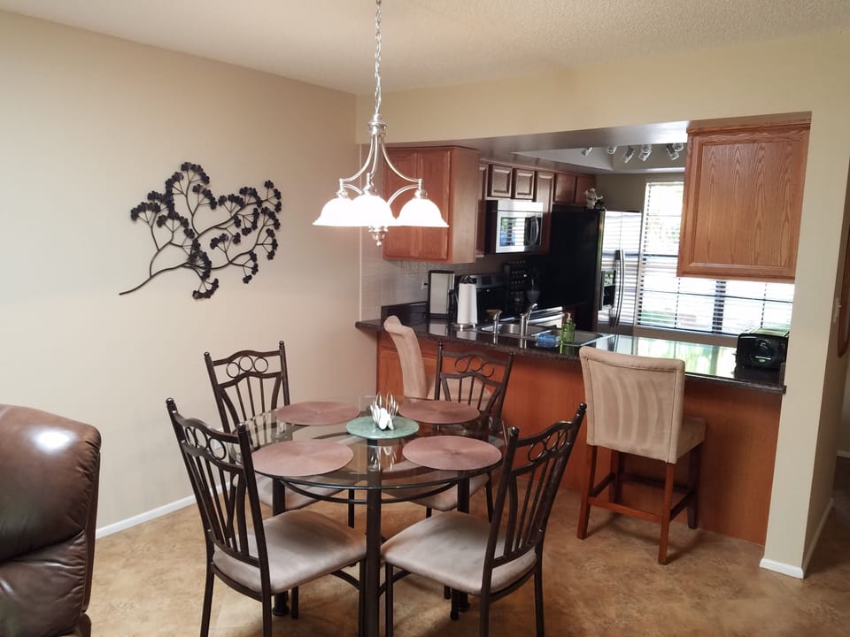 Dining area for 4 and bar counter with 2 chairs