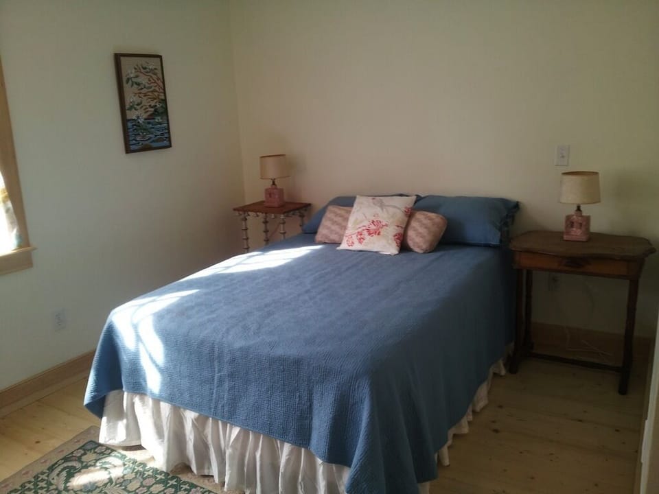 second bedroom, queen bed