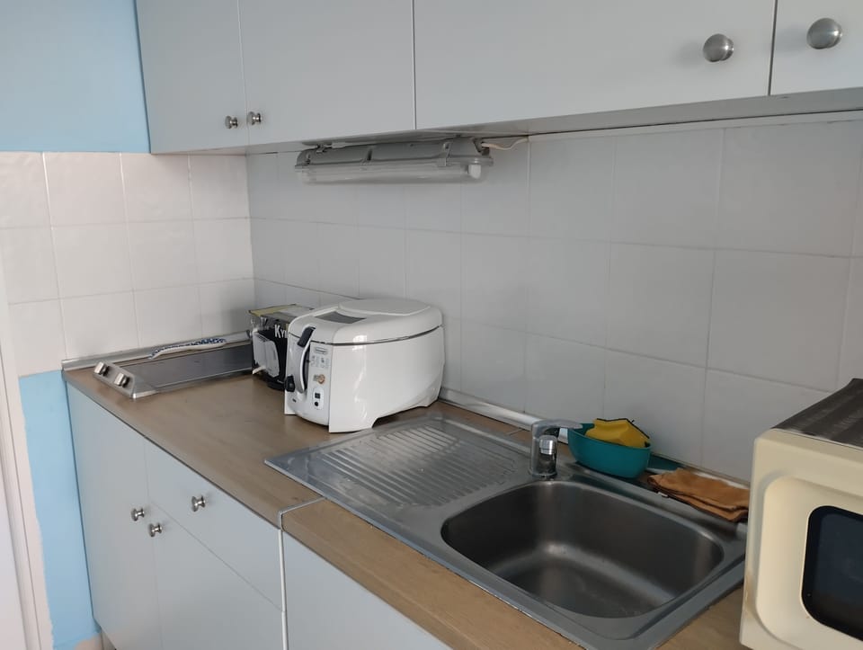cocina con tostador y freidora