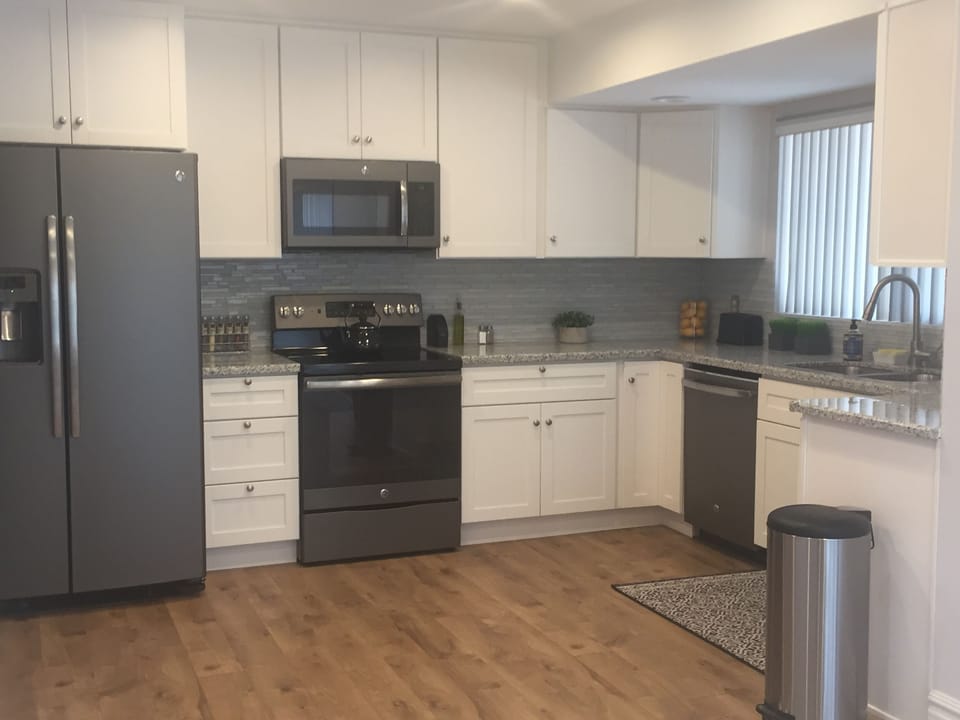Full eat-in kitchen
