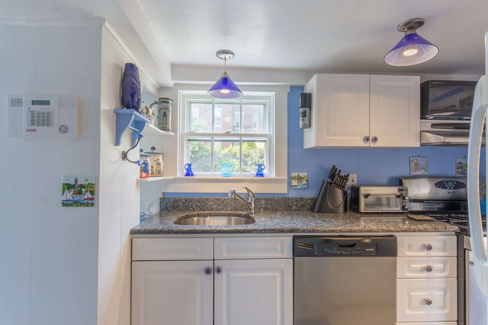 Compact yet fully equipped kitchen - with restaurants so close - who needs to cook?