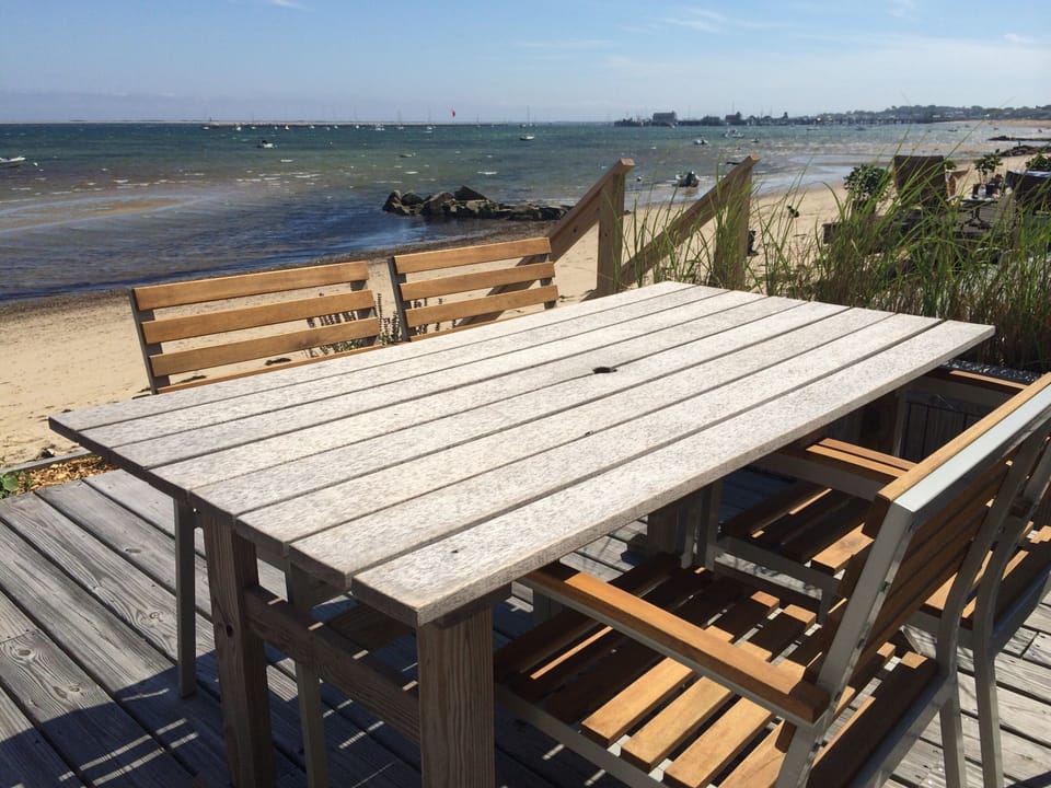 Outside dining on the edge of the harbor