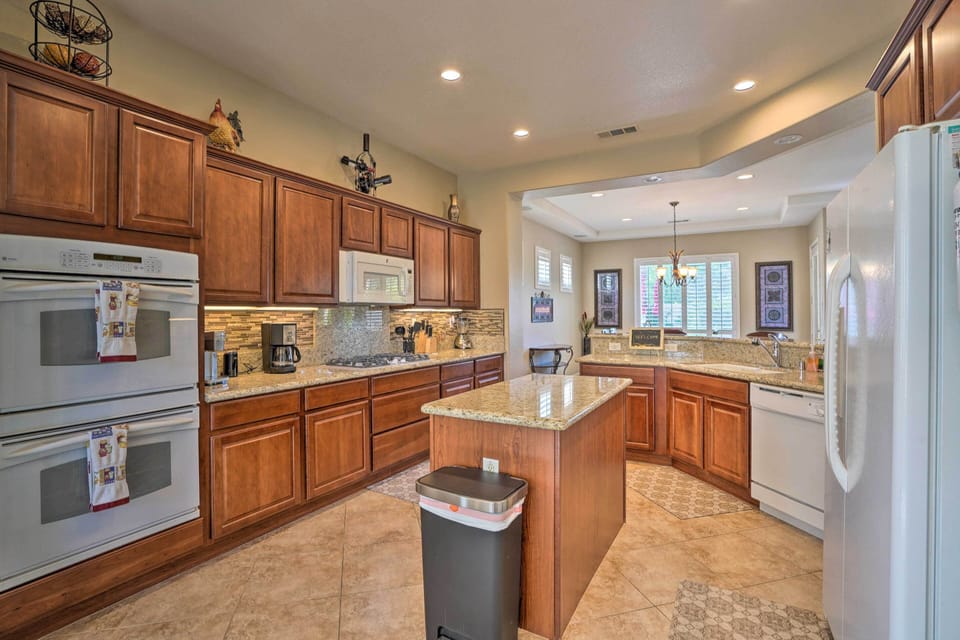 Kitchen | Cooking Basics | Coffee Maker | Paper Towels/Trash Bags Provided
