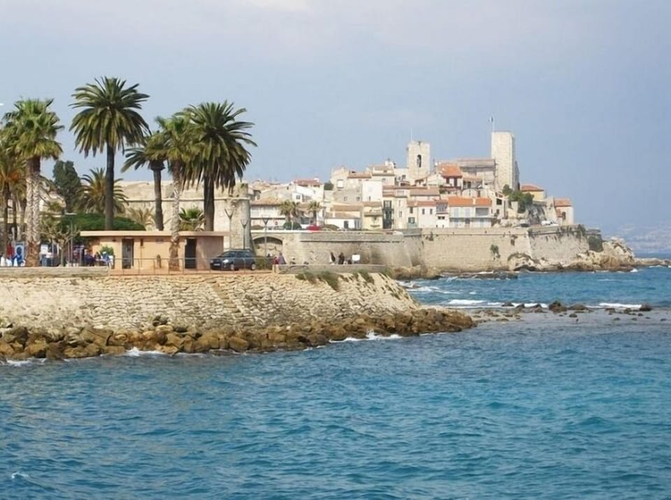 10 min walk along the sea to heart of town
