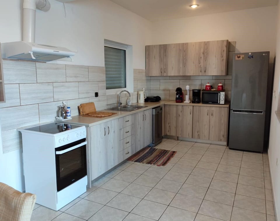 FULL EQUIPMENT KITCHEN 