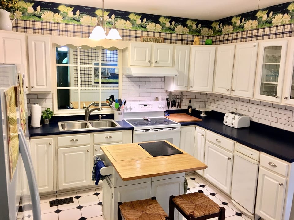 Great cooking kitchen area-large dining room on next picture off kitchen.