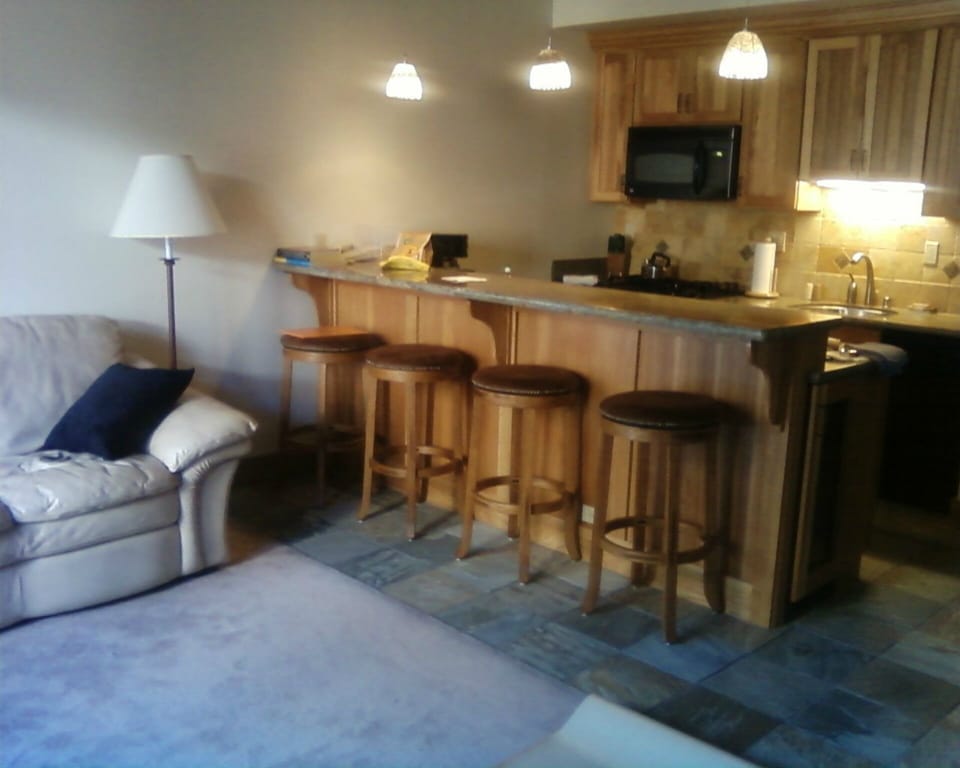 Seating for 4 at counter