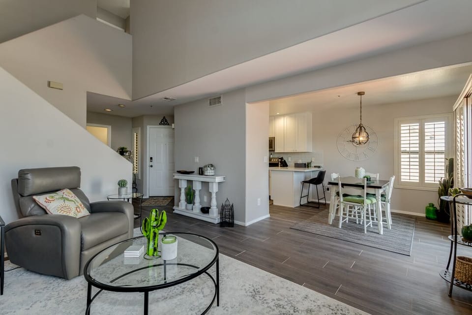 Living Room/Dining Area