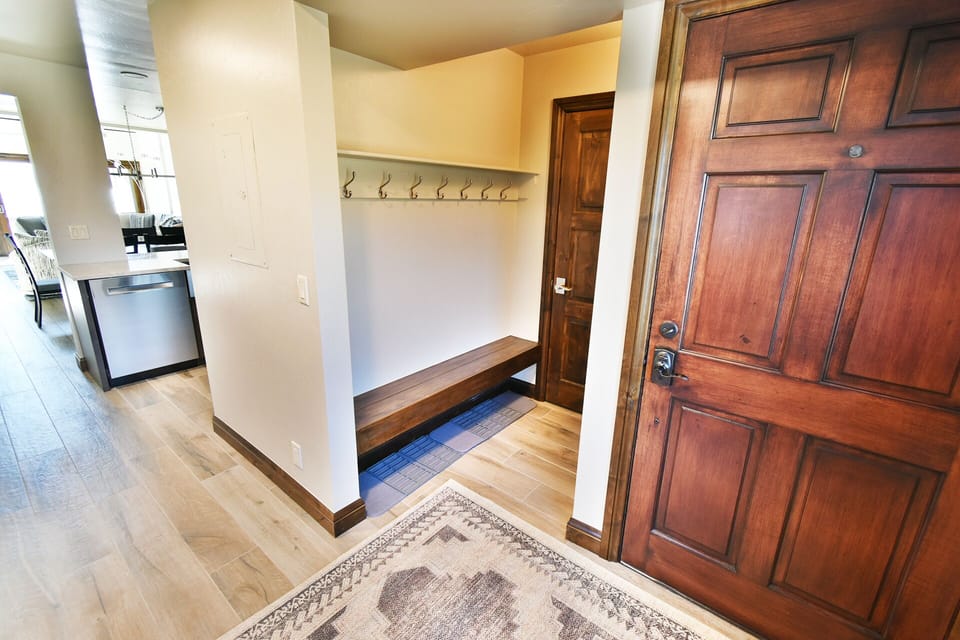 Entry with Boot Bench - Entry with Boot Bench