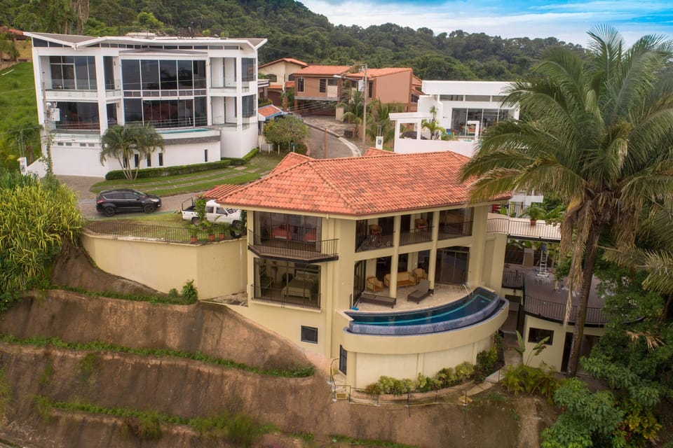 6 Decks -Facing Pacific Ocean Breeze. & Spectacular views for Guests