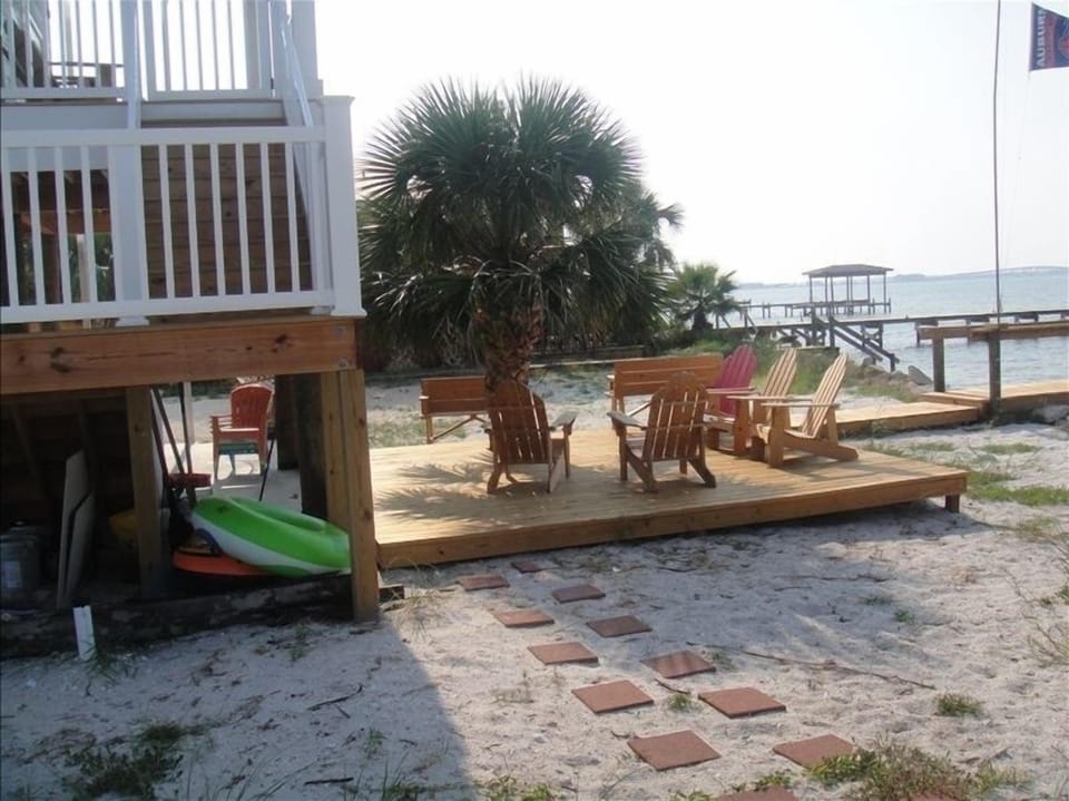 This is the ground level deck