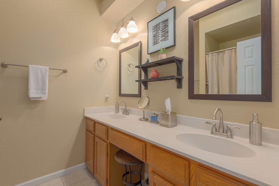 Double vanity, lots of space