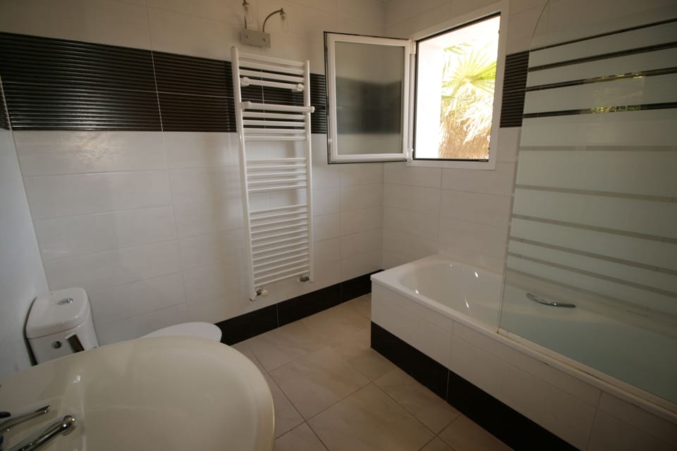 King ensuite bathroom