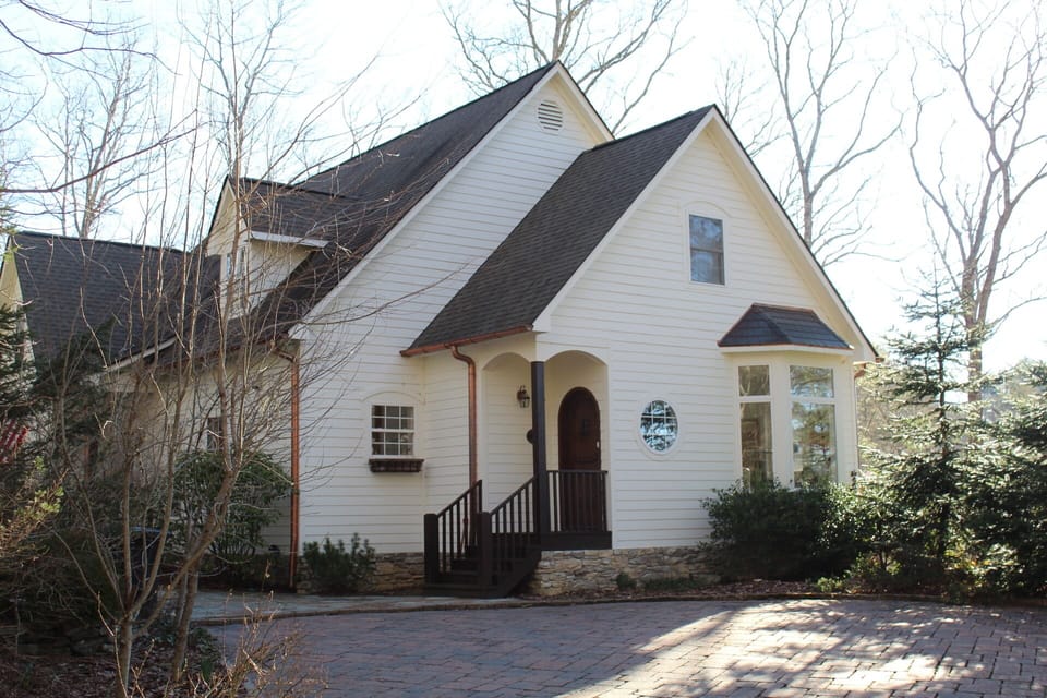 Welcome to Bonnie Cottage, recently renovated in Highlands, North Carolina!