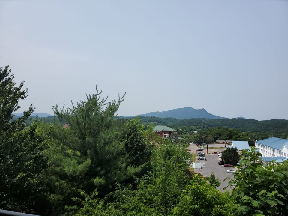 Newly Renovated Luxury Mountain View Condo on the Parkway! Apartment in Pigeon Forge