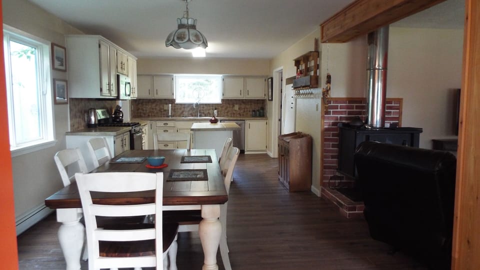 Kitchen & dining area 