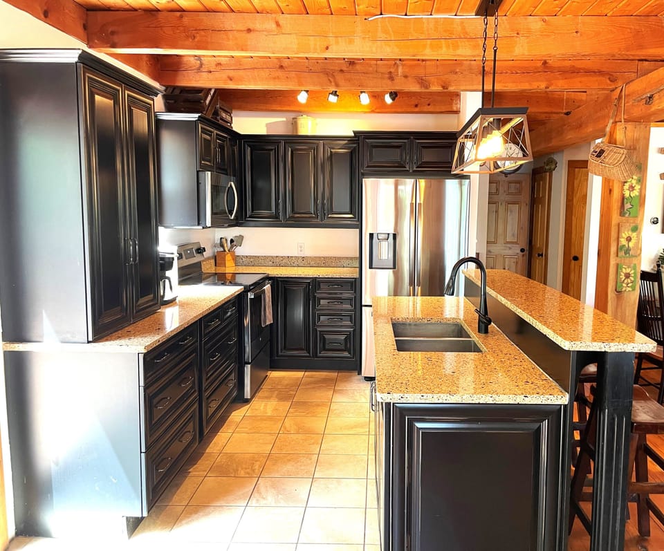 Modern, fully equipped kitchen including dishwasher