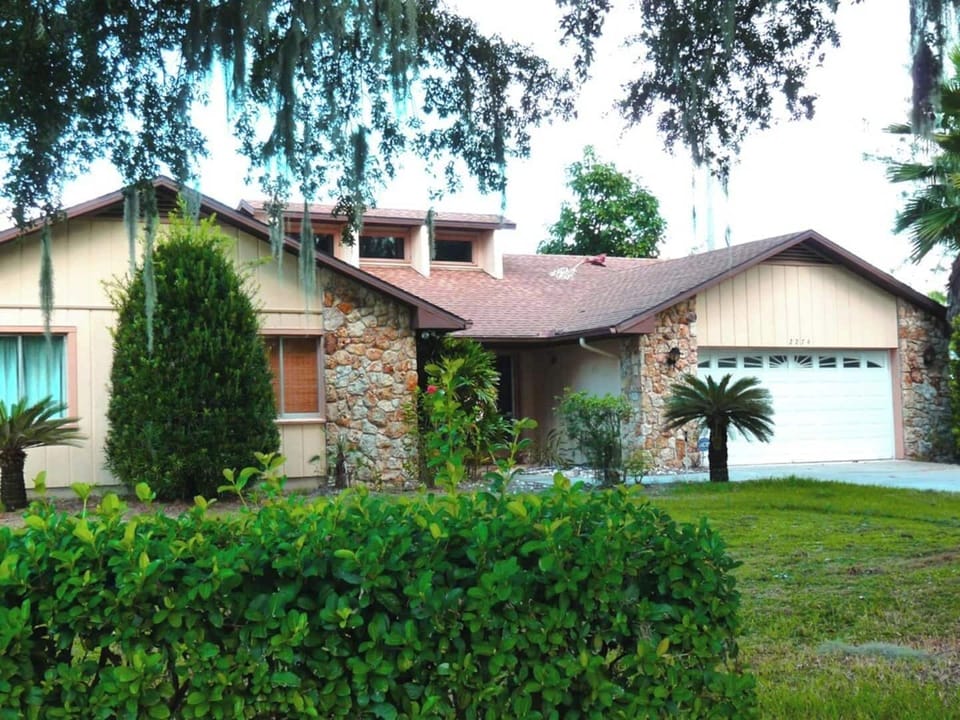 best location
with a lake view
not to far from the restaurant and lazy gator bar
5 minutes from 417
but still in country side
close to Ucf    private entrance
huge front and back yard
small paradise