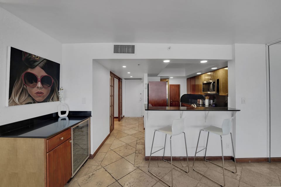 Fully equipped kitchen with seating for 2 at counter