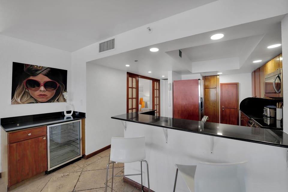 Fully equipped kitchen with seating for 2 at counter