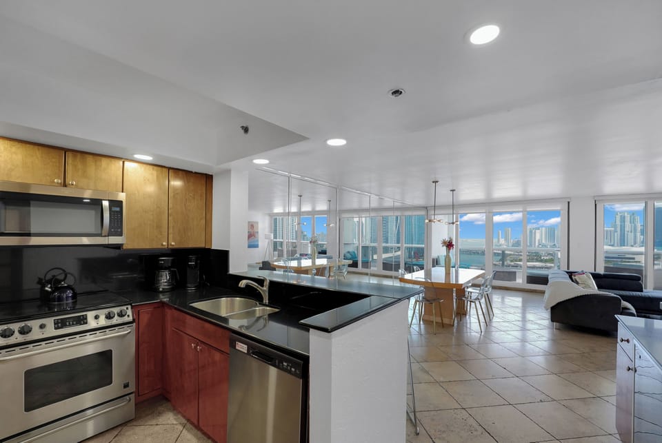 Fully equipped kitchen with seating for 2 at counter